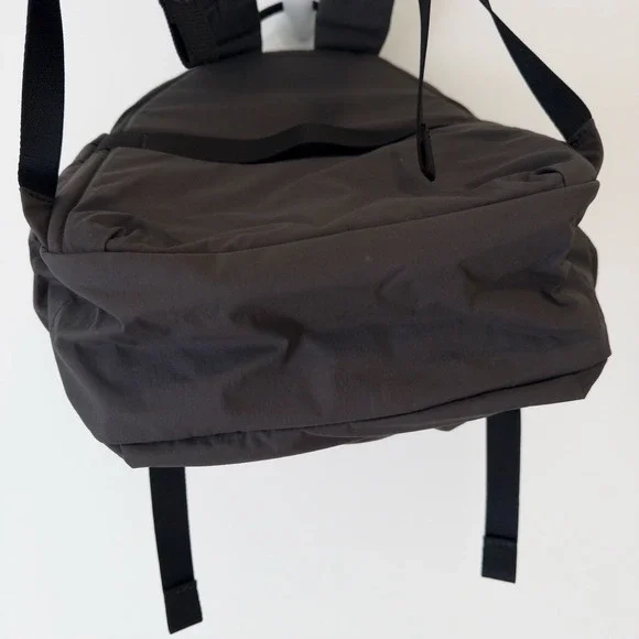 Bellroy Cinch 20L Lightweight Backpack in Charcoal Grey, EUC - Picture 7 of 11